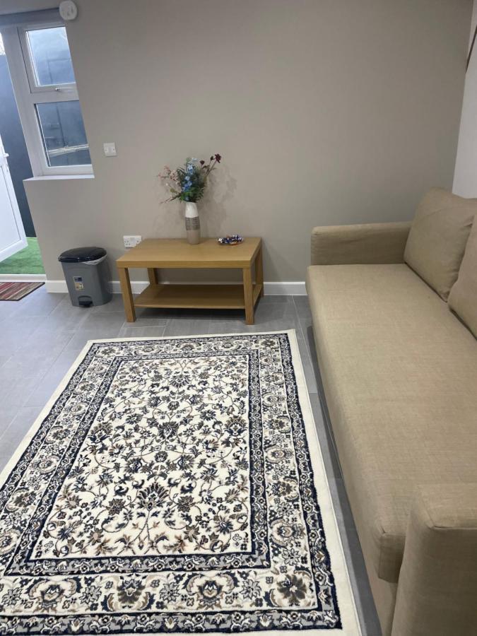 One Bedroom Apartment Goodmayes Bagian luar foto