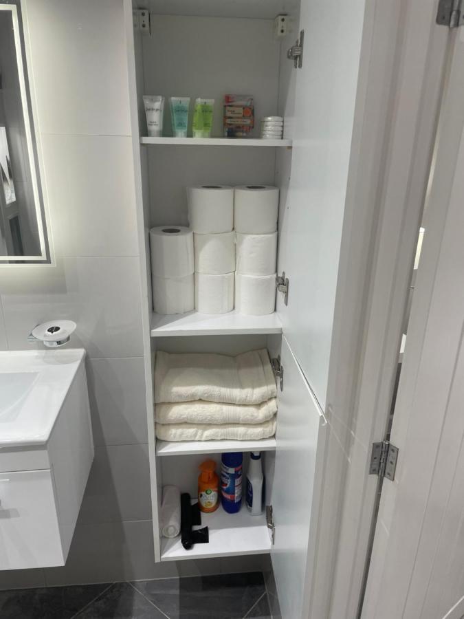 One Bedroom Apartment Goodmayes Bagian luar foto