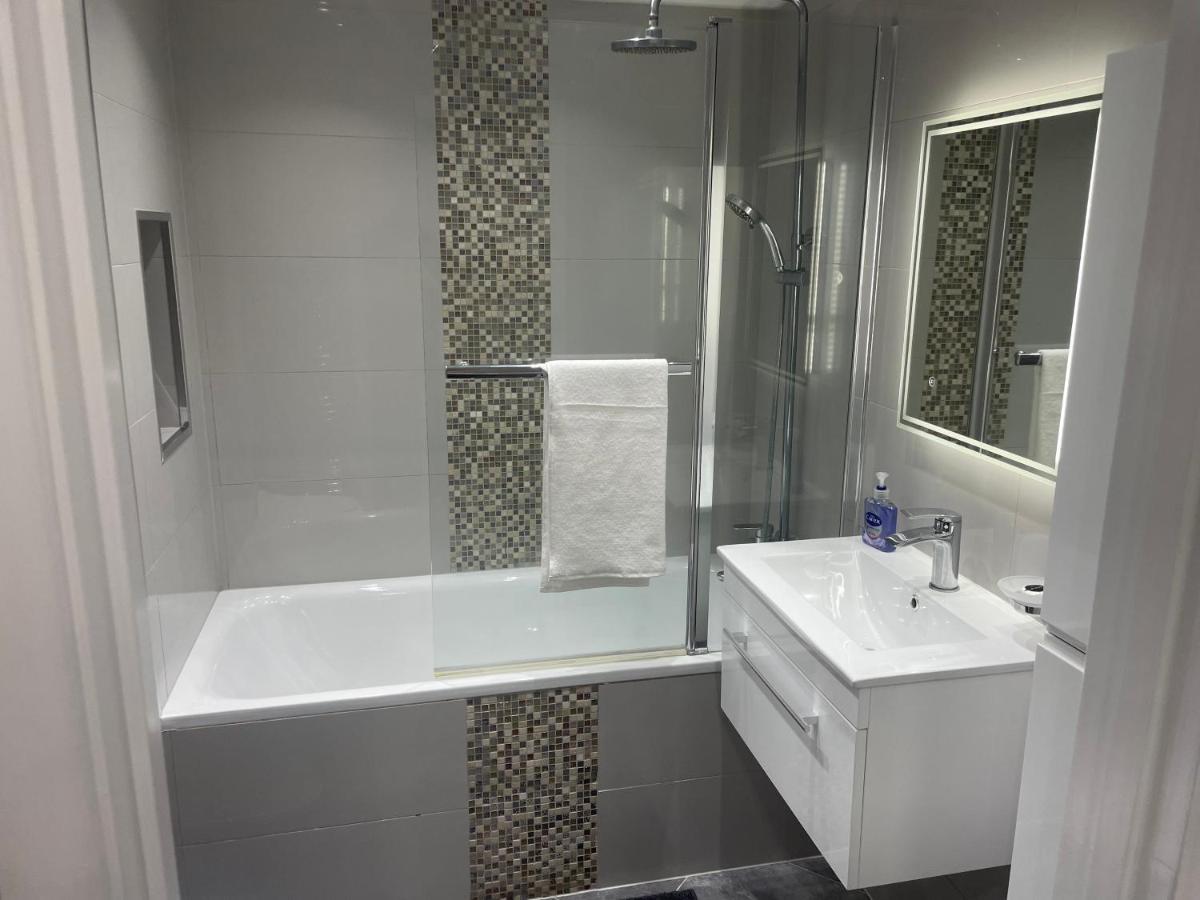 One Bedroom Apartment Goodmayes Bagian luar foto